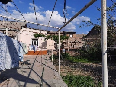 Продается дом в городе Джума. Площадь 4 соток газ, вода свет