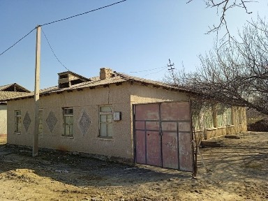 Ҳовли пиштган ғишт ва плитадан бўлган