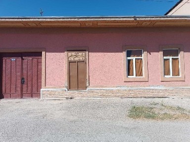 Hovli sotiladi Karmana Lola magazinni yonida