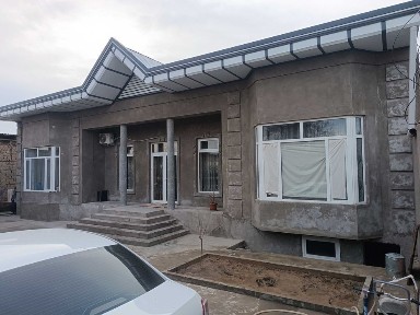 Ховли сотилади.