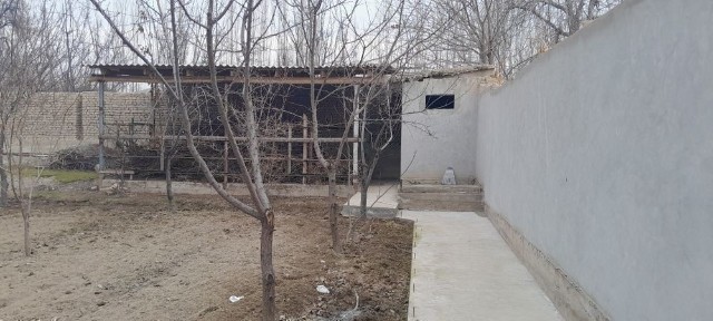 Ikki honali uy sotiladi pishiq g'ishtda ikki qavatga moslab qurilgan
