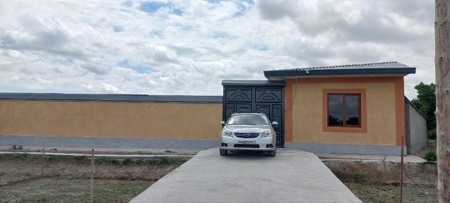 2 хужалик ховли срочно сотилади.