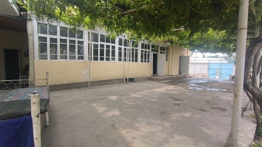 Hovli uy sotiladi