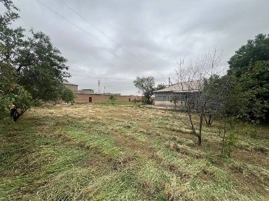 Hovli sotiladi.