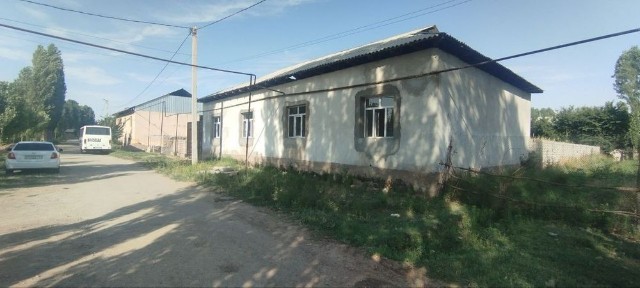 Hovli uy sotiladi