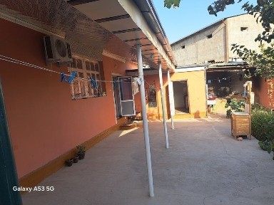 Galaguzar mahallasida uy sotiladi manzil maktab yonida uy 4 xonali