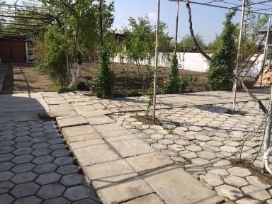 Сотилади ховли уй 12 сотих ери, 10 хона