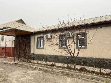 Boyovut shaxarchasida hovlili uy sotiladi !