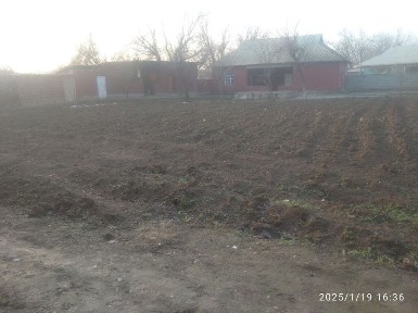 SUROSHNIY uy sotiladi gaz suv svet bor xama sharoyiti bor