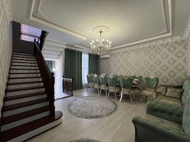 Продается 2 этажный дом, напротив 10 квартала