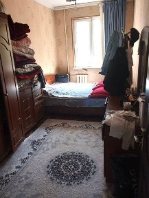 Срочно. Продаётся квартира. Двухкомнатная. Переделанная в трех. 1 этаж