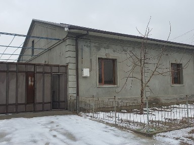 Участка сотилади, холати яхши, кирпичный дом, плита потолок.