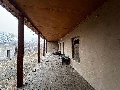 Hovli uy sotiladi