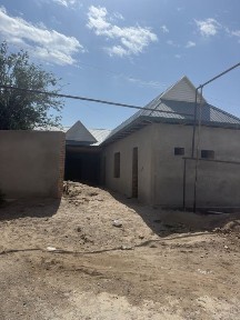 Uy sotiladi 4 Xonali yangi qurulgan uy hamom va tuvaleti bor
