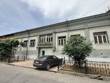Uy Sotiladi Moshina bozorni ro'parasidan yaxshi xonadon 8 sotix
