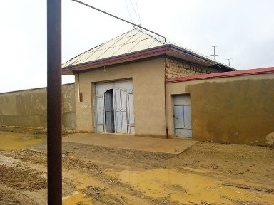 Uy sotiladi. 13 sotix. Srochno sotamiz pul zarur. Hamma sharoiti bor.