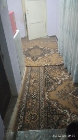 Катеж сотилади срочно 3 хонали ховлиси бор