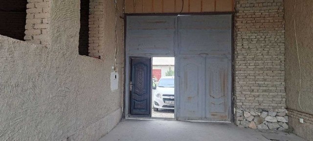 Кармана тумани Кумушкон МФЙ йулни устида ховли сотилади зур нархда