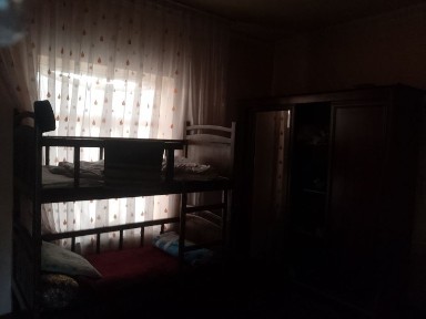 Уй сотилади, 12 сотих, мевали дарахтлар хосилга кирган. Хужахуросон