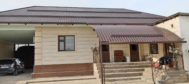 Продаю свой большой частный дом и машину спарк в городе Бахт