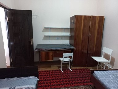 Ijaraga uy qarshi shahar poyiz vogzal. Bozor orqa tomonida joylashgan.