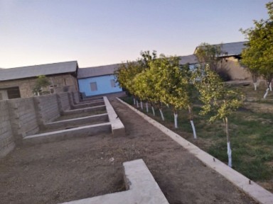 Ховли сотилади.