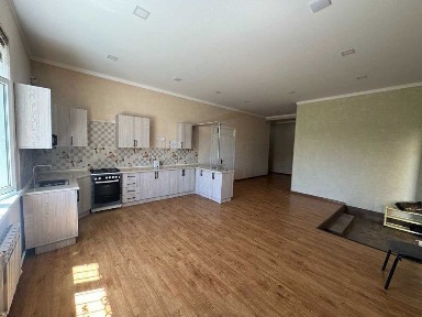 Срочна катта ҳовли сотилади