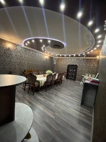 Дом уютный с участком фруктовыми деревьями.