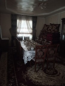 Uy sotiladi. Дом продается.