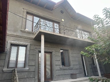 Уй сотилади 3 сотик яшаш жойи 450 кв м