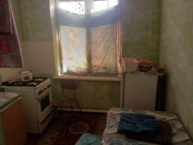 Qorovulbozorda 1 xonali uy sotiladi 1-qavat, dehqon bozori oldida