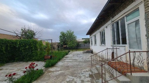 Ikki xo'jalik uchun mo'ljallangan 20 sotixli kotej sotiladi