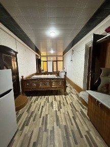 Juma bozor oldida 4 sutikli 4 xonali hovli gaz suv sevit bor