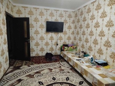 рўшшада 7 этажли уйда 1 каватида жойлашган 3 хонали уй сотилади тез