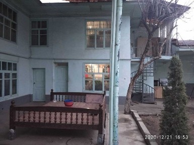 Ховли шахар марказида сув буйида