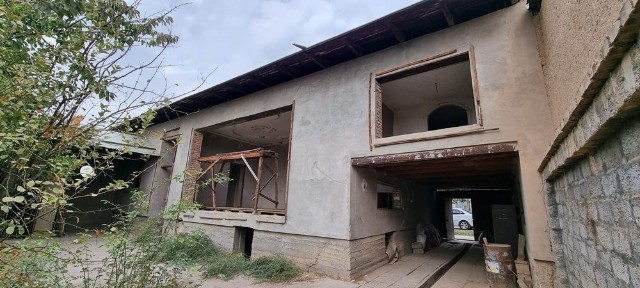 Уй сотилади назарбек дамачи да жойлашкан 8 сот 5 хона + времянка