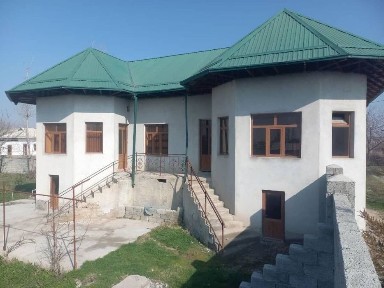 Иштихон тумани Сафохужа кишлогида уй сотилади