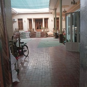 Hovli sotiladi optom bozorni uzida eshik tagi bozor