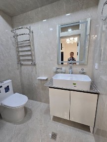 Квартира сотилади 104кв 8каватлик дом 4каватда жойлашган хама жихозлар