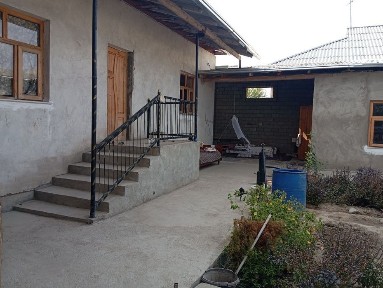 Uy sotiladi, tayyor yashashga trassani yonida oldida zapravkani yonda