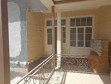 Uy sotiladi. 8 sotih va uy ruparasida 3,5 sotih yeri ham bor.