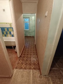 Срочно продаётся 1 ком в чирчике 3 мкн 3 этаж около пост гаи