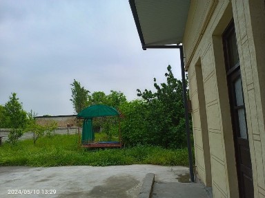 Uy sotiladi. Uchastka