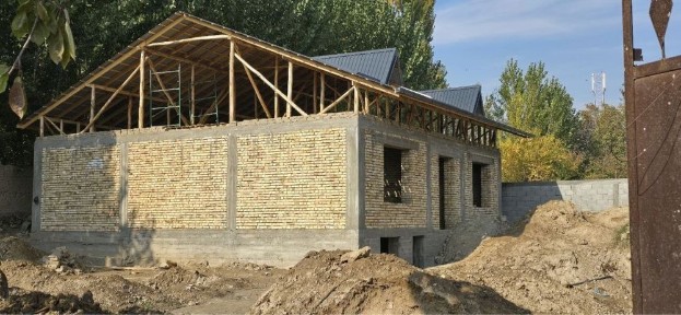 Курилиши тугалланмаган ховли уй