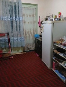 kogon shaxrida 1 xonalik 1 etaj kvartira sotiladi 2 etajlik domdan