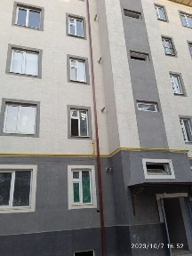 Órta chirchiq,Tóytepa 3 xona 1 etaj yangi uy 5 qavatli Uy atrof