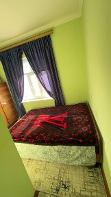 Jizzax shahar Markazida kvartra sotiladi, 1 xona 2 xona qilingan