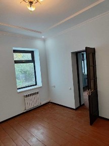 Продаётся 2 дома с ремонтом в общем дворе 4 кладовых + 2 навеса Дархан