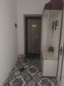 5 каватли уйнинг 5 каватида жойлашган 3 хонали хонадон сотилади