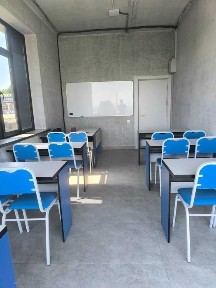 Tayyor o'quv xonalari mebellari bilan